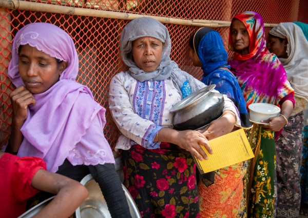 refugee women with food containers